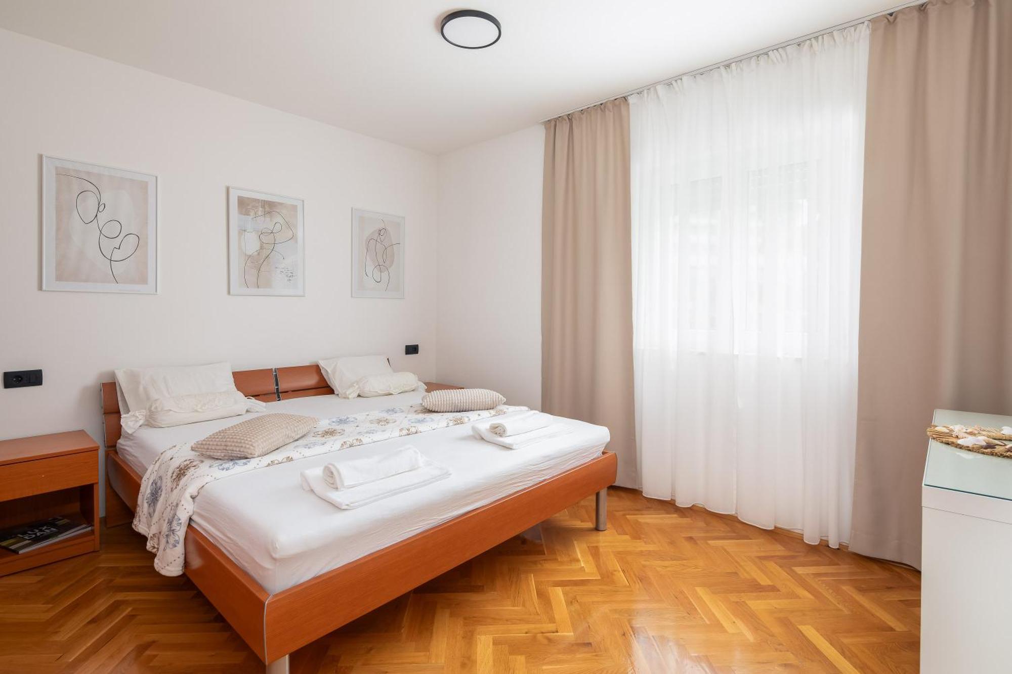 Bella Figura Apartments - Heated Pool Оміш Екстер'єр фото