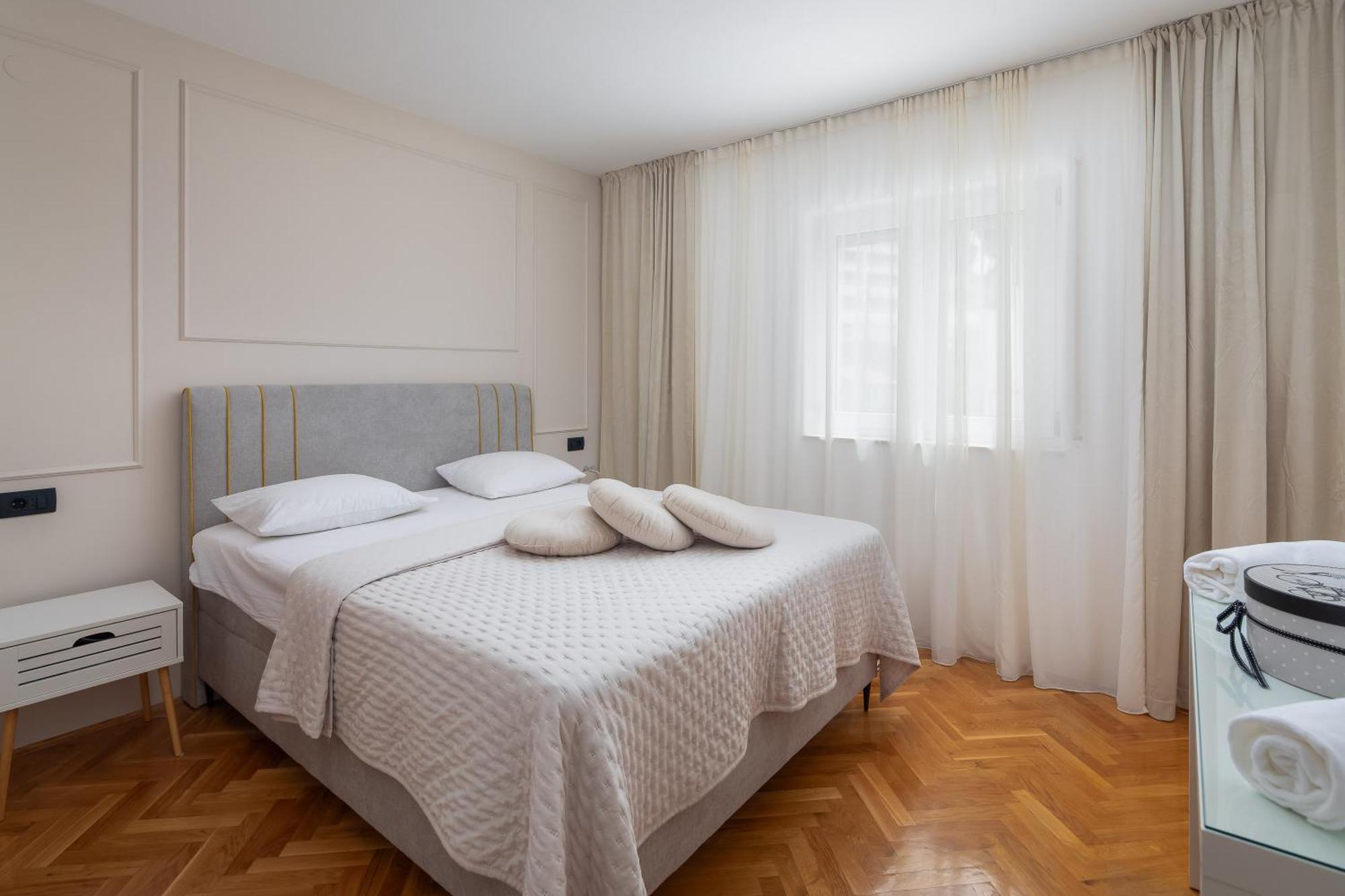 Bella Figura Apartments - Heated Pool Оміш Екстер'єр фото