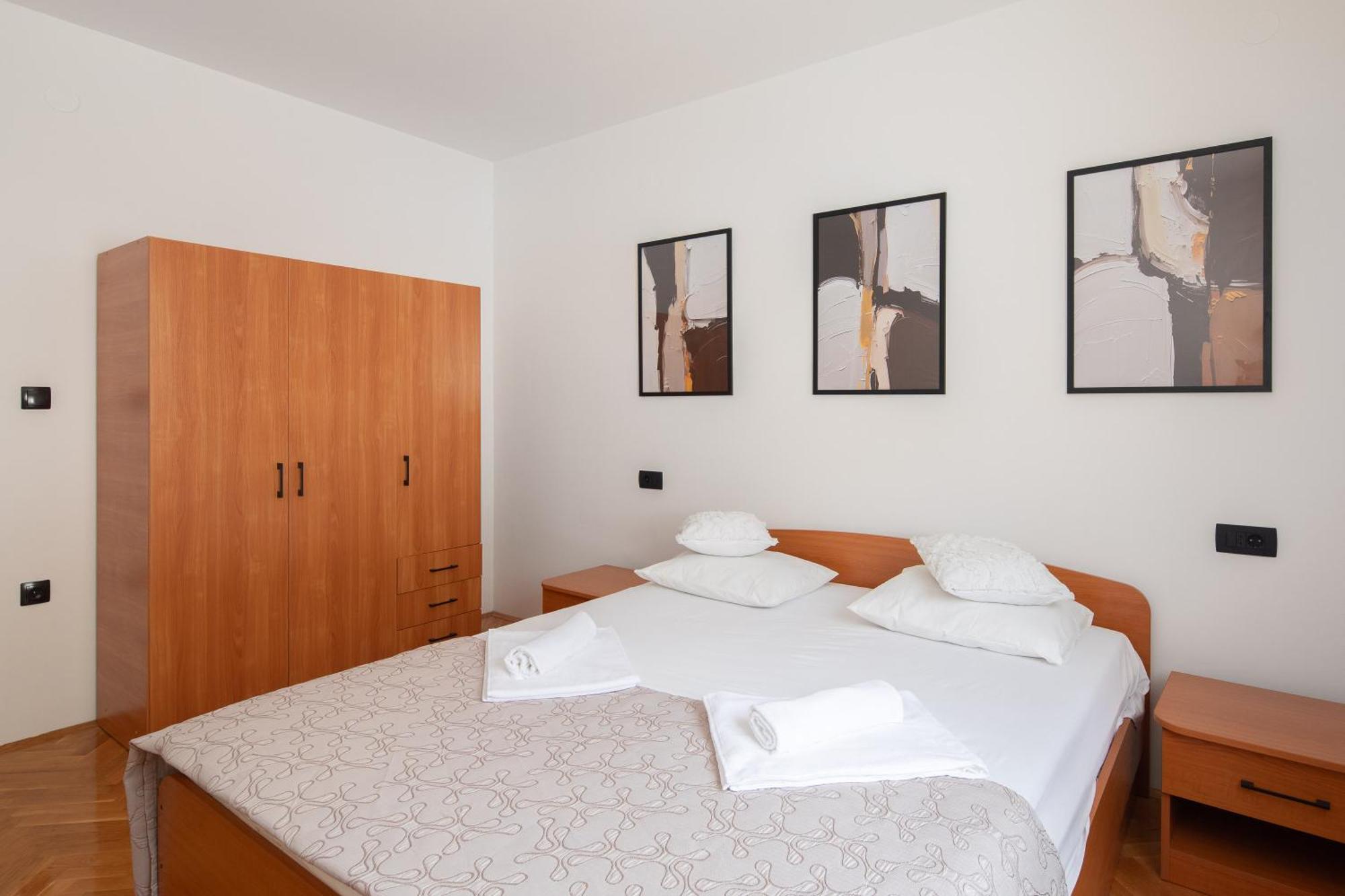 Bella Figura Apartments - Heated Pool Оміш Екстер'єр фото