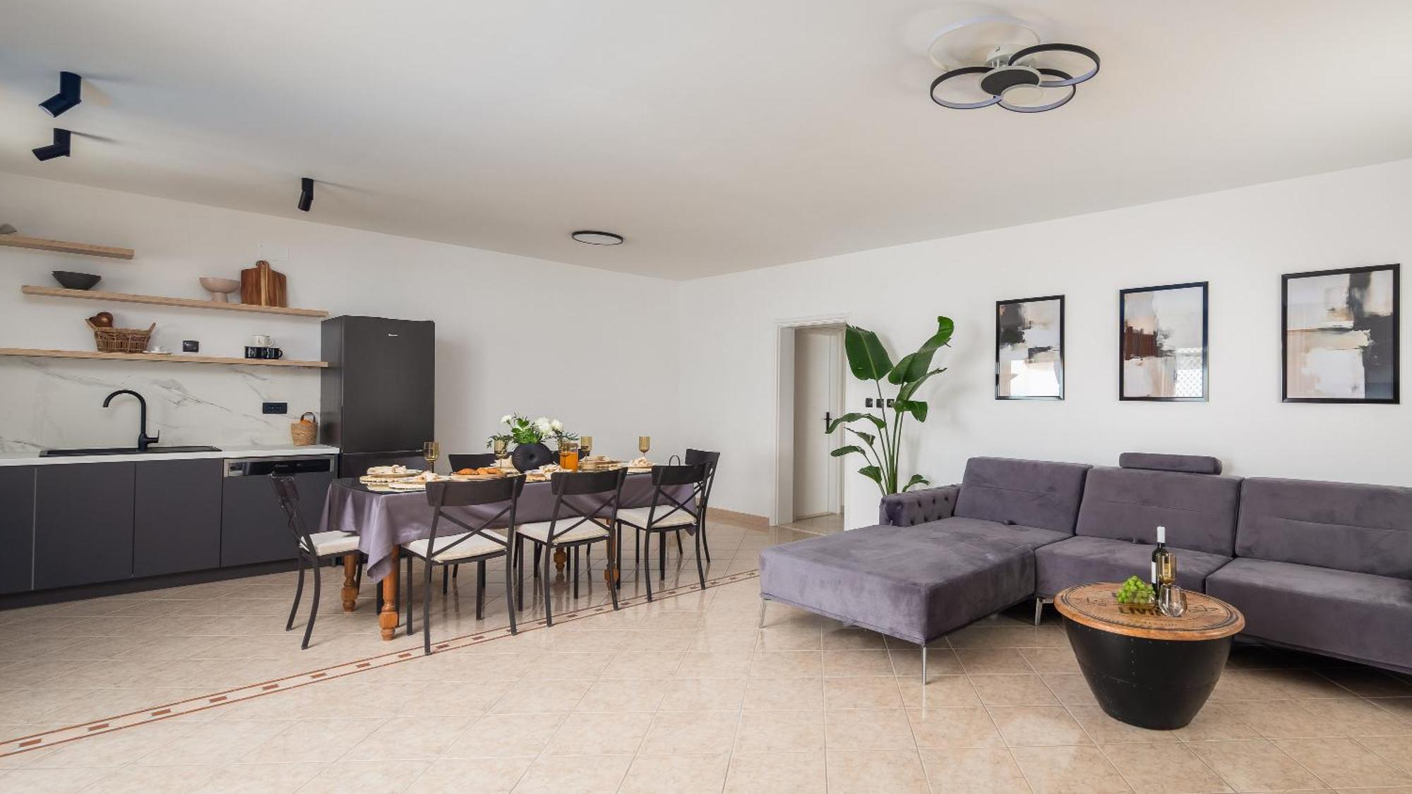 Bella Figura Apartments - Heated Pool Оміш Екстер'єр фото