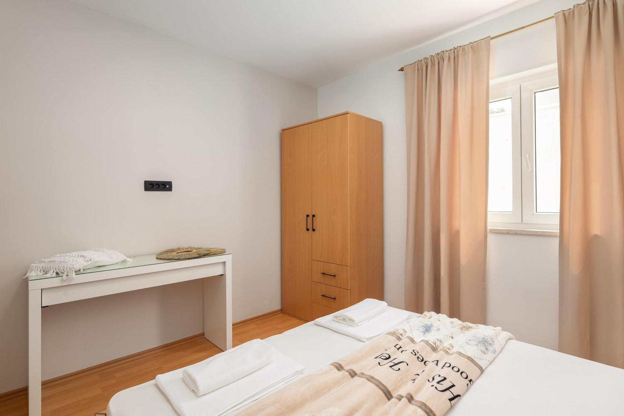 Bella Figura Apartments - Heated Pool Оміш Екстер'єр фото