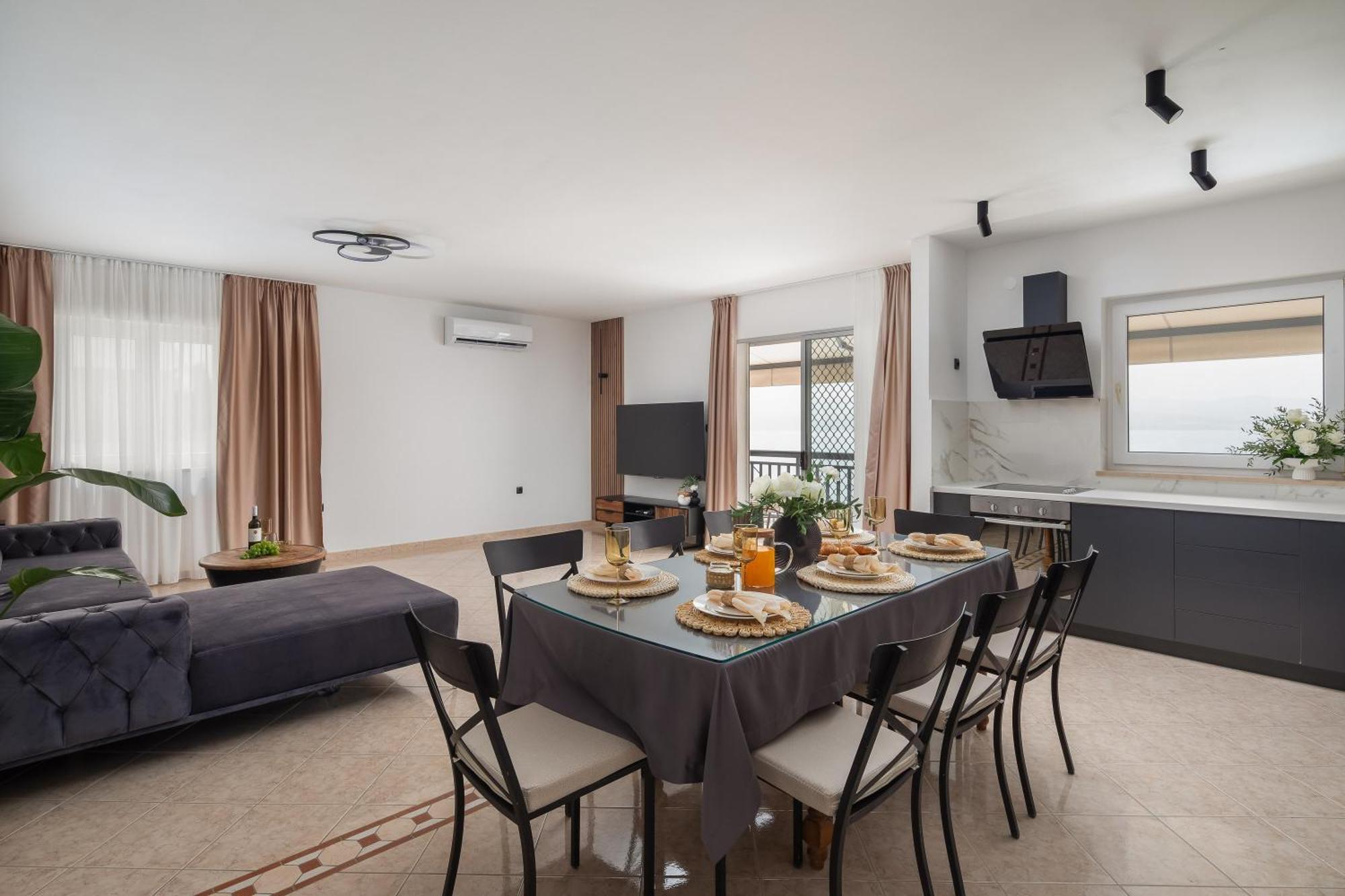 Bella Figura Apartments - Heated Pool Оміш Екстер'єр фото