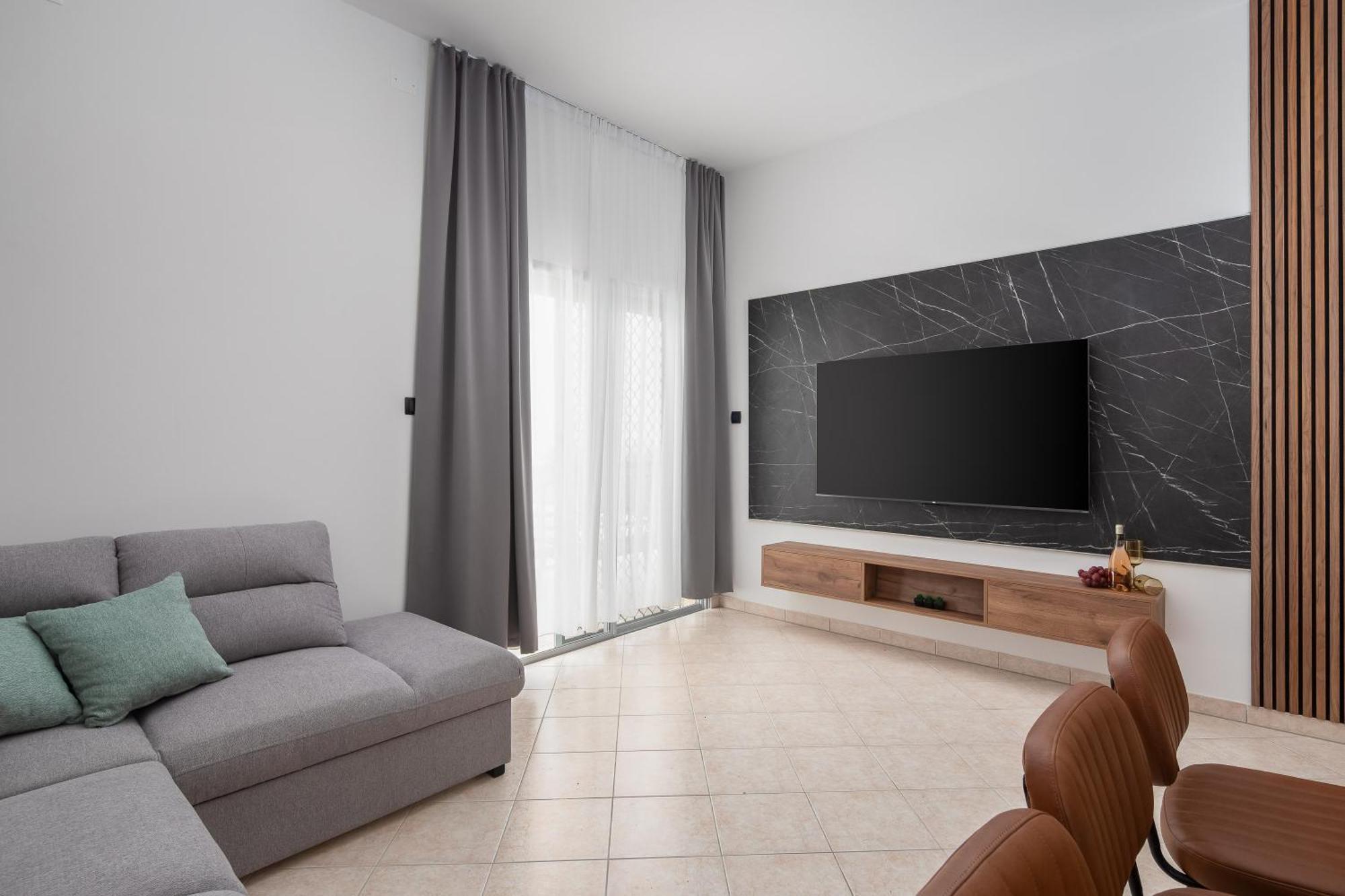 Bella Figura Apartments - Heated Pool Оміш Екстер'єр фото