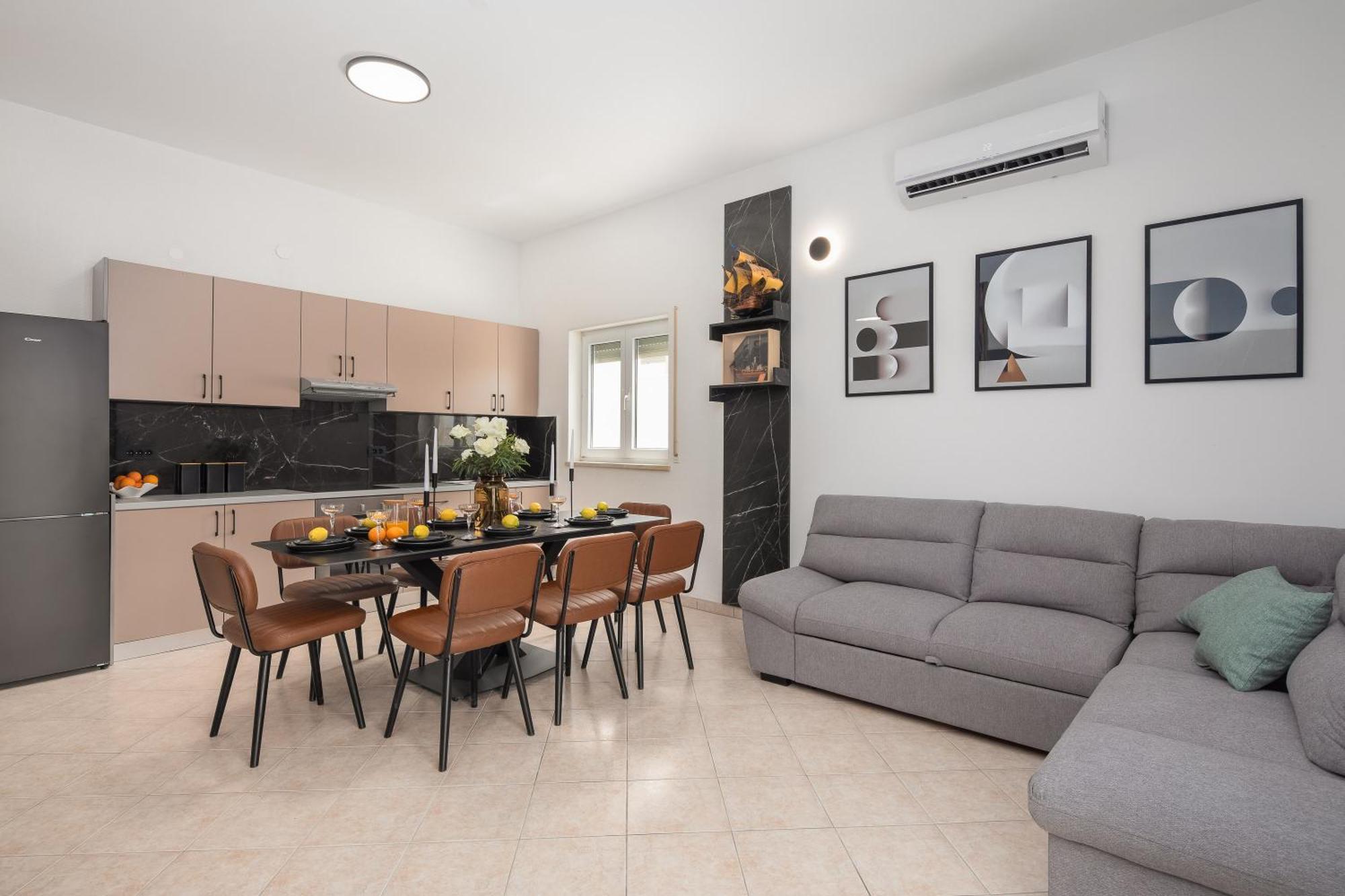 Bella Figura Apartments - Heated Pool Оміш Екстер'єр фото