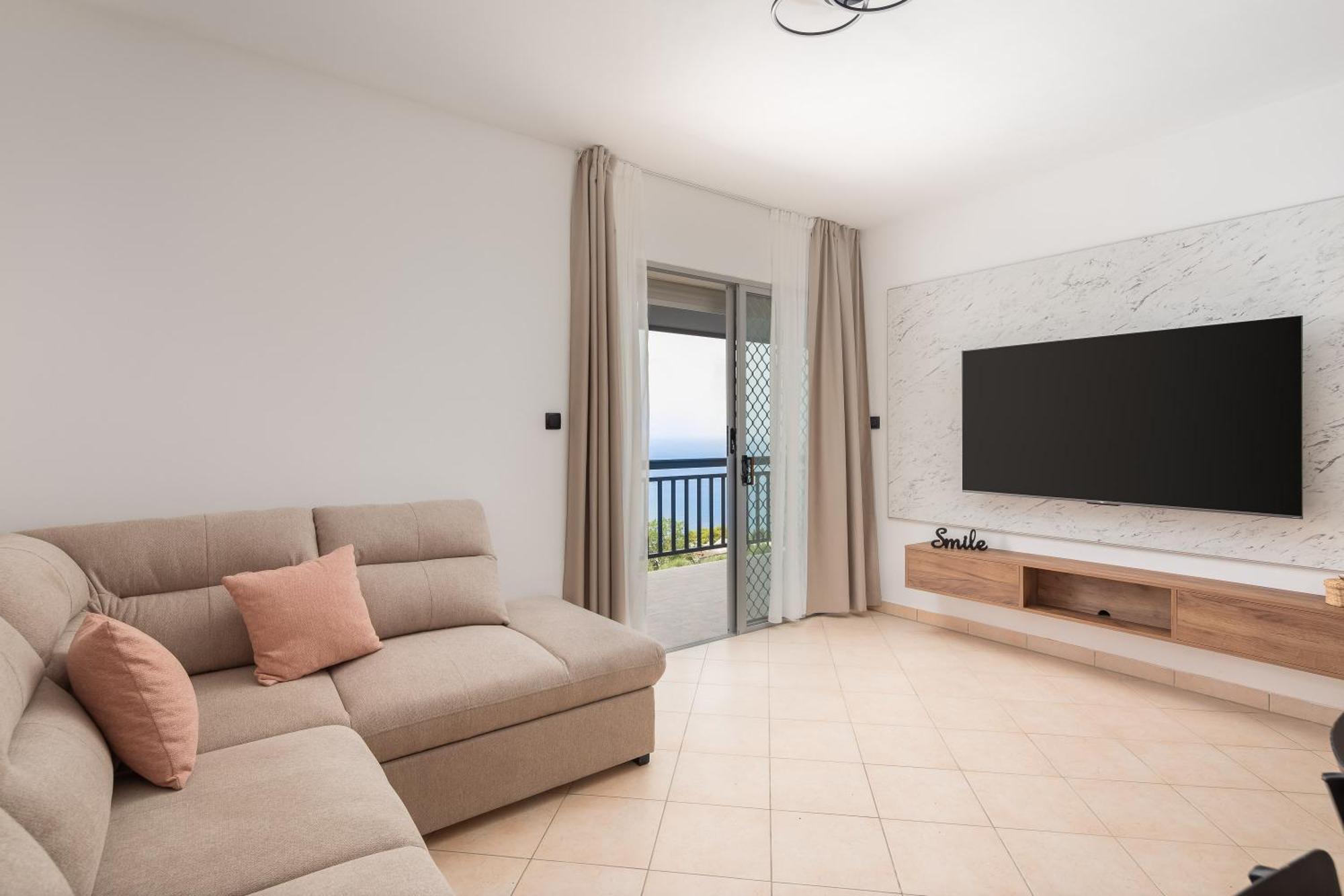 Bella Figura Apartments - Heated Pool Оміш Екстер'єр фото
