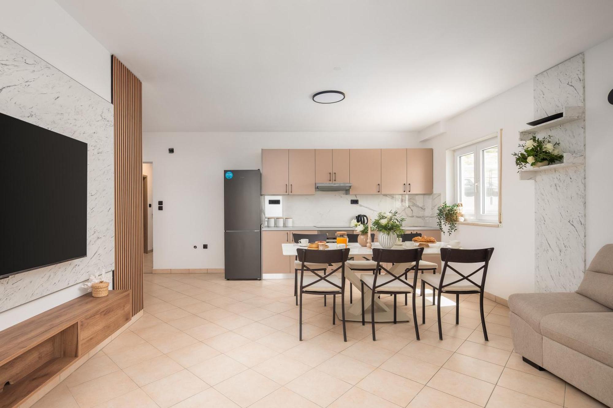 Bella Figura Apartments - Heated Pool Оміш Екстер'єр фото
