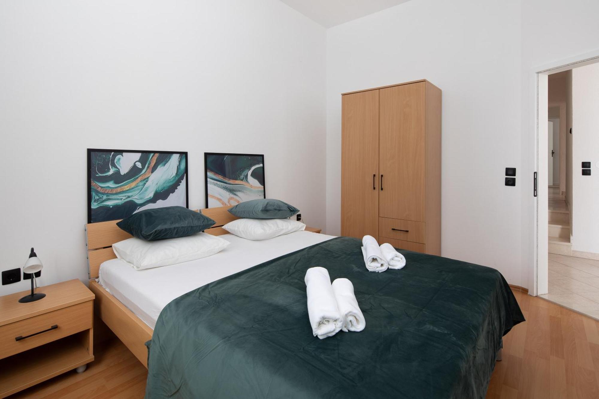 Bella Figura Apartments - Heated Pool Оміш Екстер'єр фото