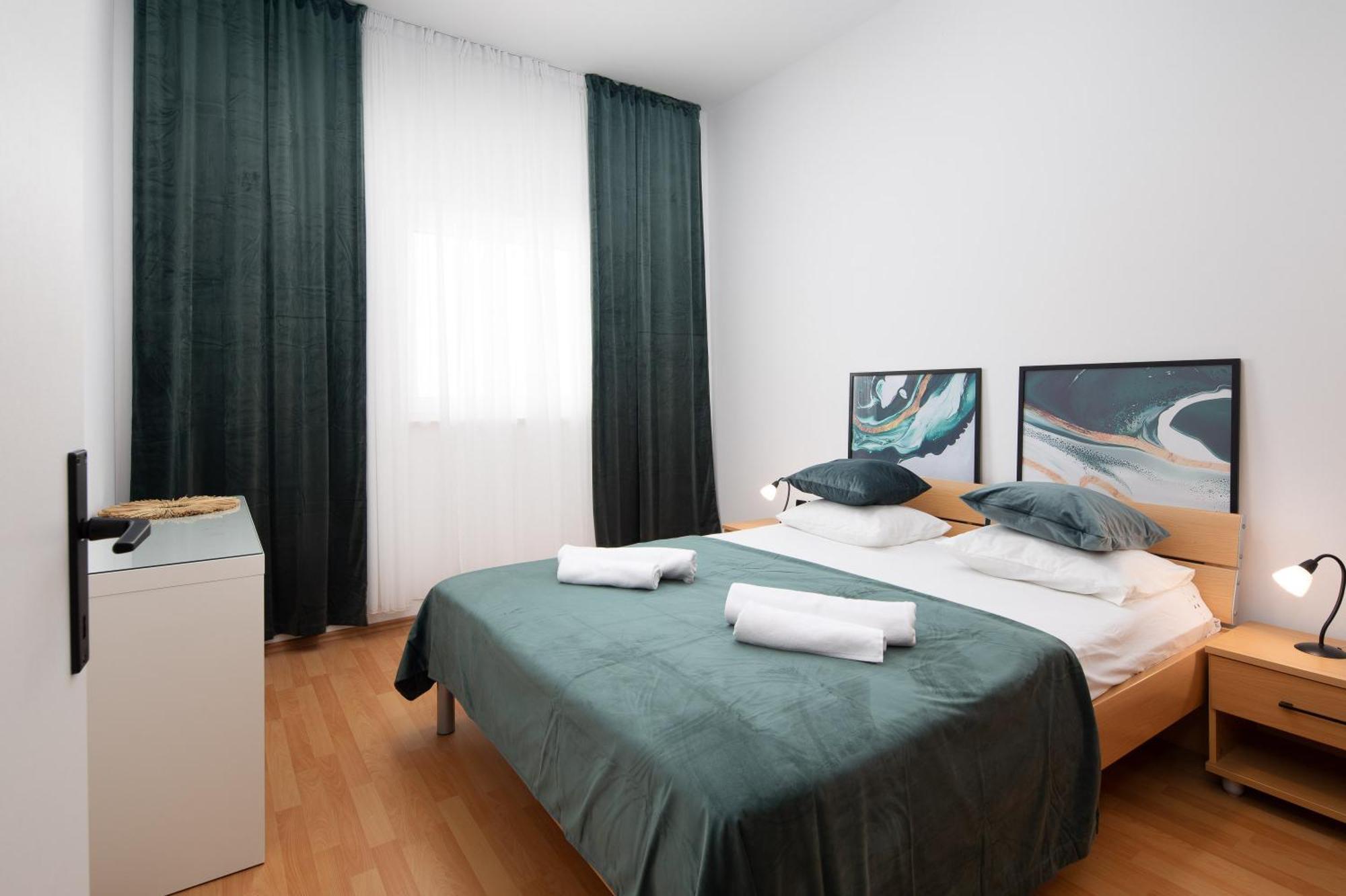 Bella Figura Apartments - Heated Pool Оміш Екстер'єр фото