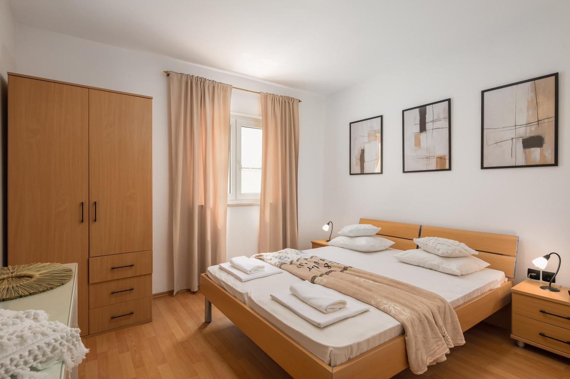 Bella Figura Apartments - Heated Pool Оміш Екстер'єр фото