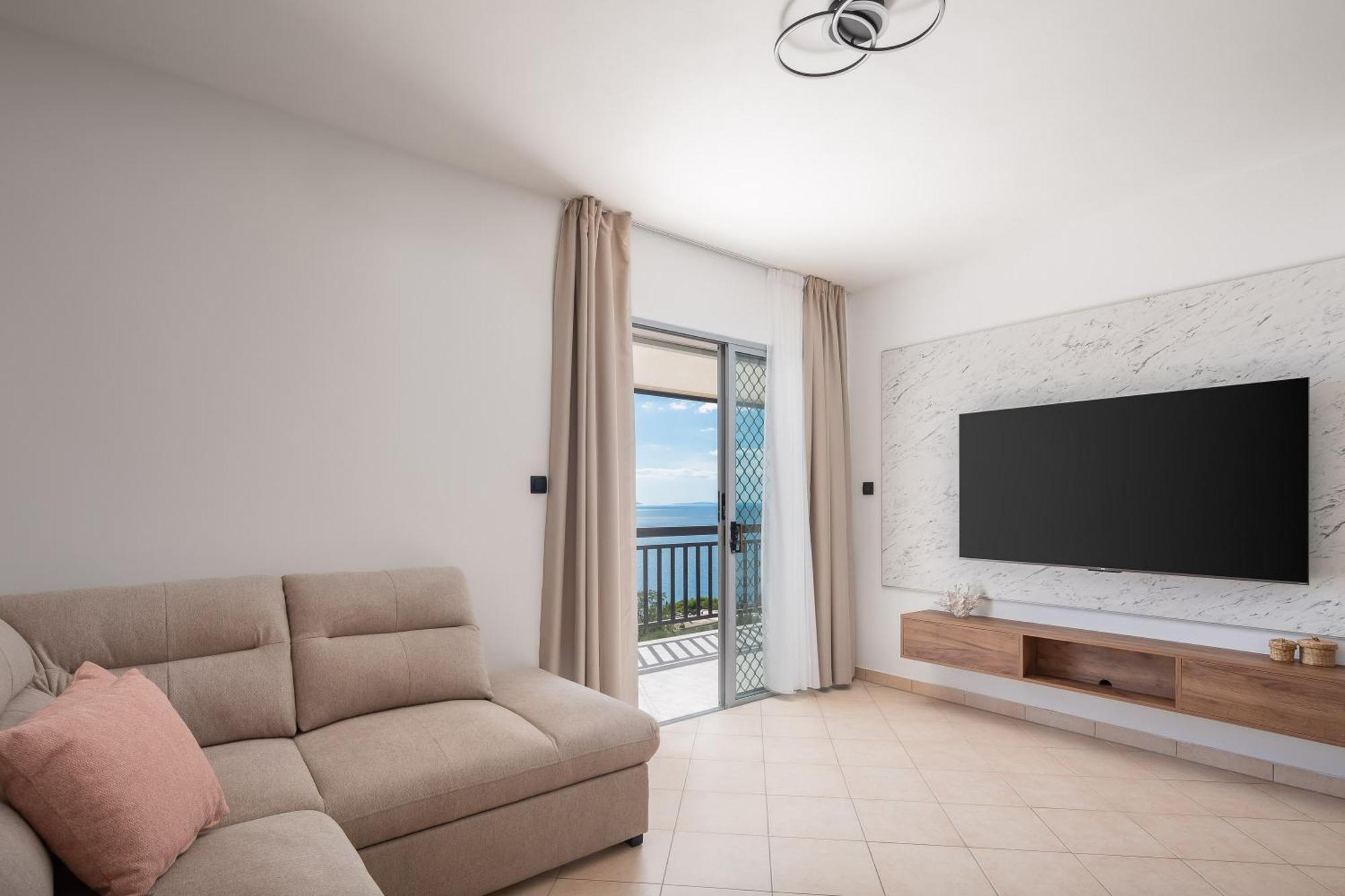 Bella Figura Apartments - Heated Pool Оміш Екстер'єр фото