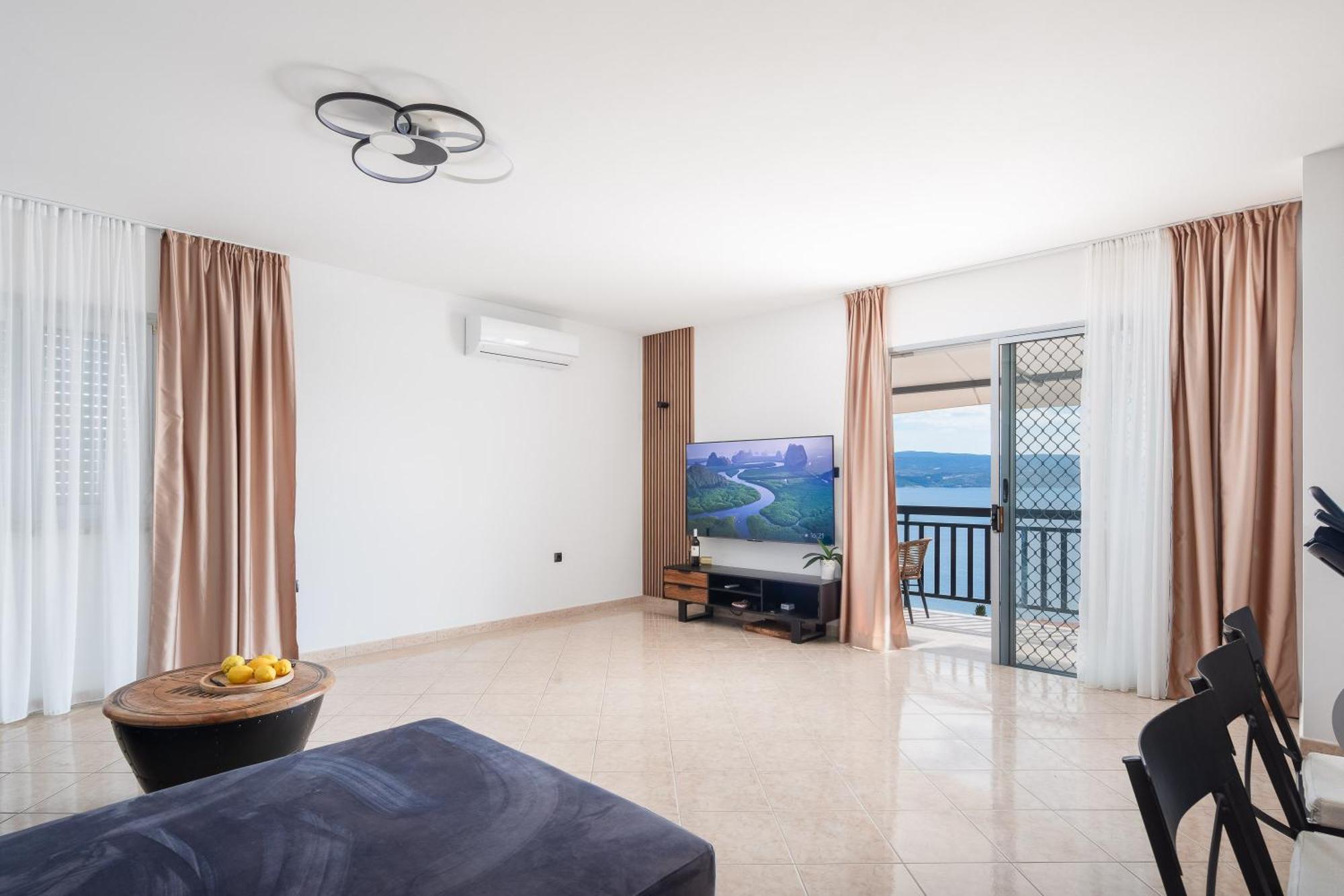 Bella Figura Apartments - Heated Pool Оміш Екстер'єр фото