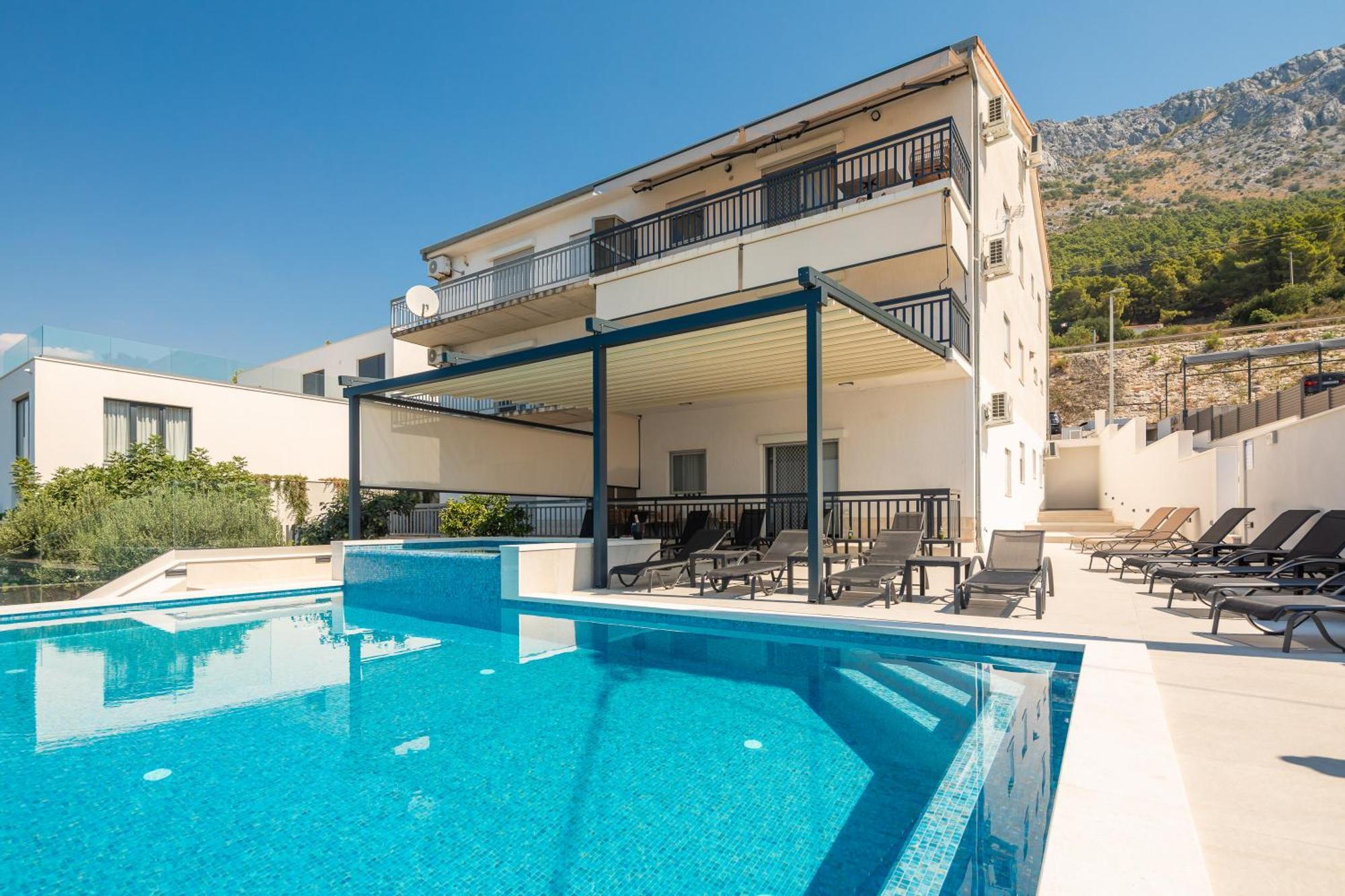 Bella Figura Apartments - Heated Pool Оміш Екстер'єр фото