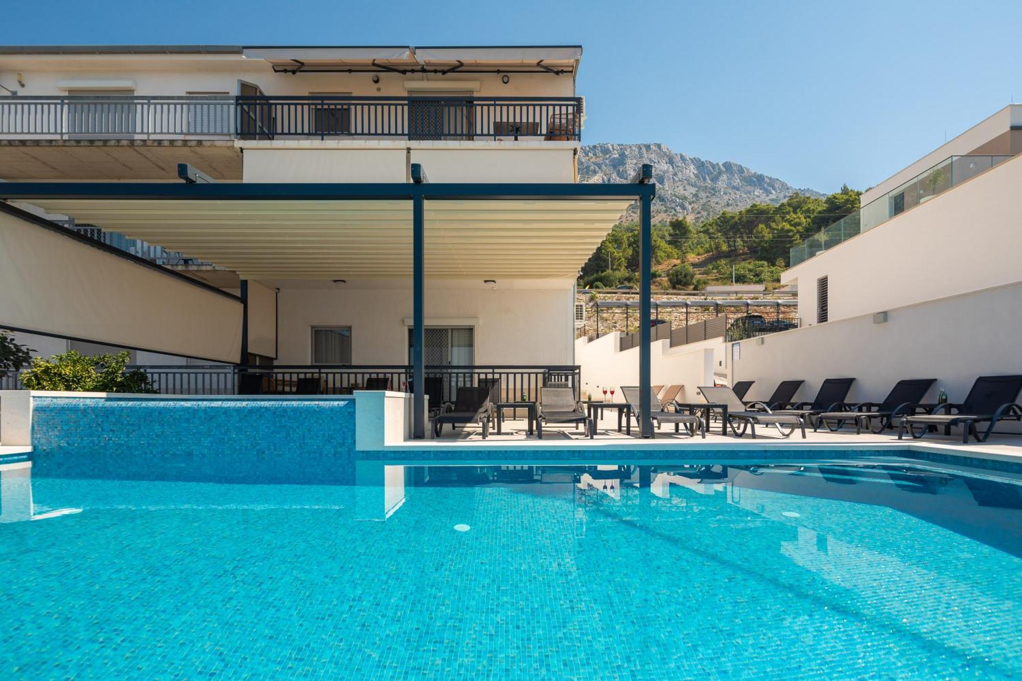 Bella Figura Apartments - Heated Pool Оміш Екстер'єр фото