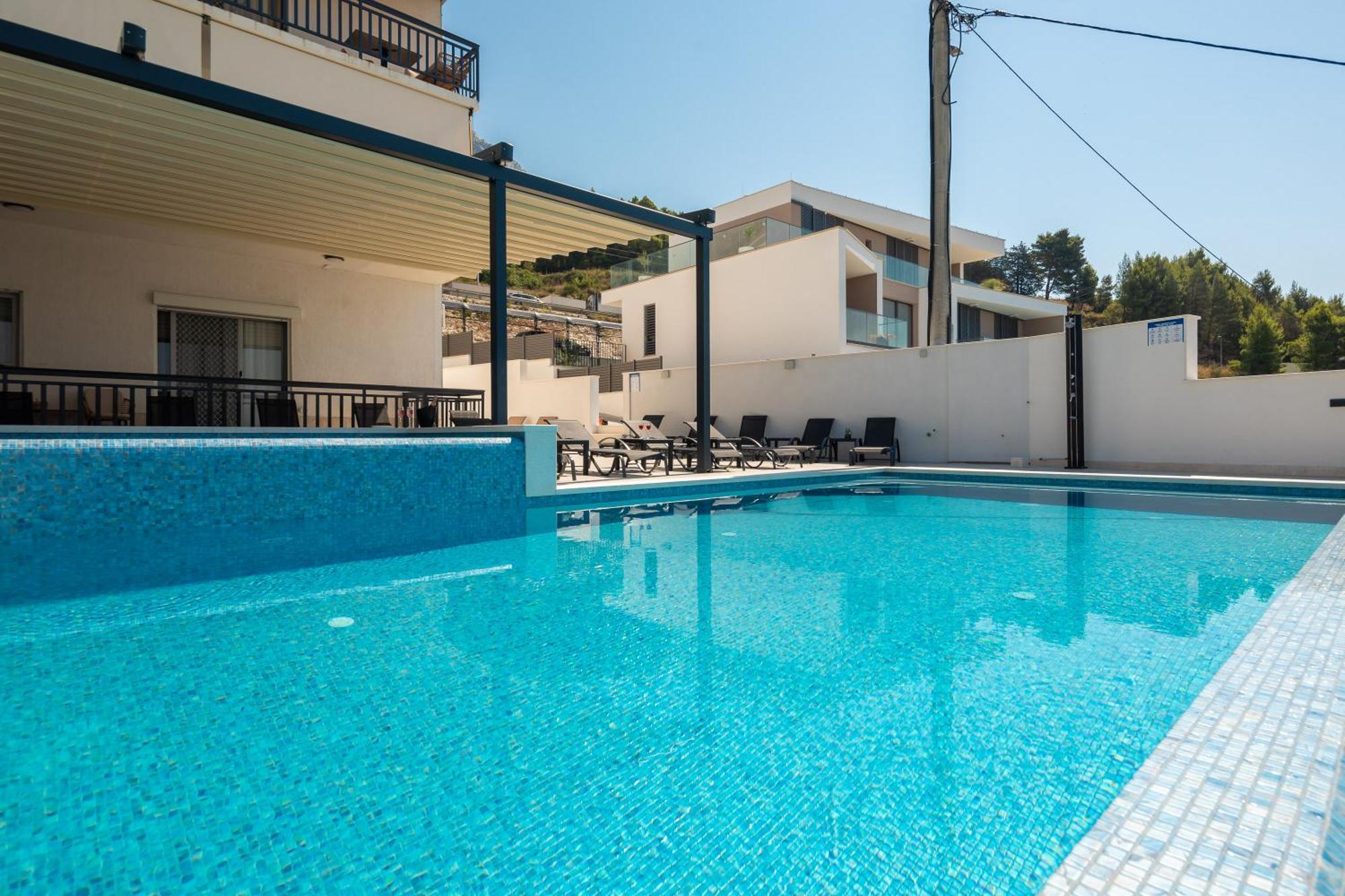 Bella Figura Apartments - Heated Pool Оміш Екстер'єр фото